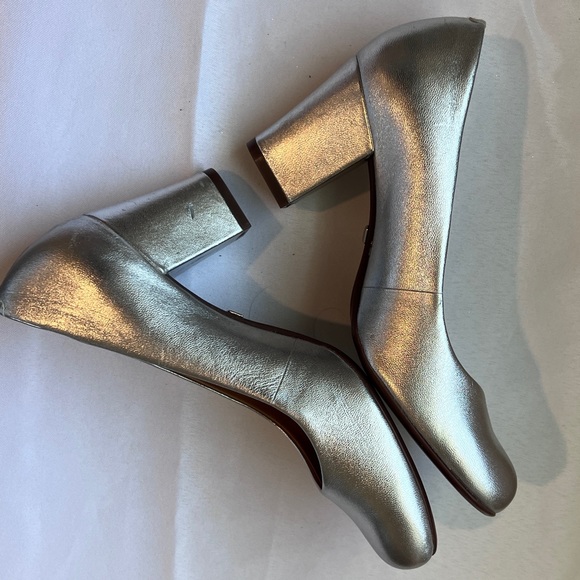 Comfortable silver worth shoes, size 6. - Picture 5 of 7